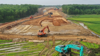 Mở đường công vụ để thi công hầm xuyên núi trên cao tốc Bắc - Nam