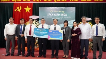 Bộ trưởng Bộ GD&ĐT tặng hơn 18.000 bộ sách cho học sinh vùng khó Gia Lai