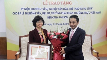 Nguyên Đại sứ Lê Thị Hồng Vân được trao tặng Kỷ niệm chương Vì sự nghiệp văn hóa, thể thao và du lịch