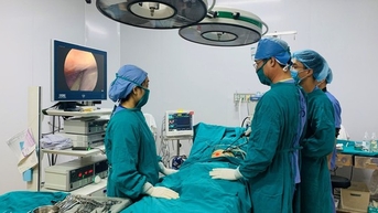 Cắt bỏ khối u nang đường kính 25 cm trong ổ bụng bé 3 tuổi