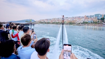 ភ្ញៀវទេសចររាប់ពាន់នាក់ទស្សនាការសម្តែងកីឡាខ្លាំងនៅ Phu Quoc