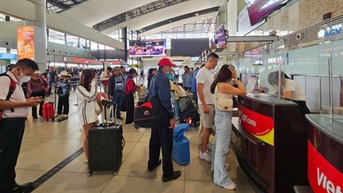 Lỡ "kỳ nghỉ vàng" vì giá vé máy bay cao