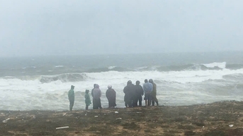 Tàu cá bị sóng đánh chìm ở vùng biển Sa Huỳnh, một ngư dân mất tích