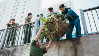 Hơn 350 đoàn viên thanh niên vớt rác, làm phao chắn rác