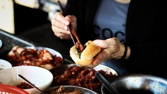 Lò bánh mì than củi bán 3.500 ổ mỗi ngày ở Huế