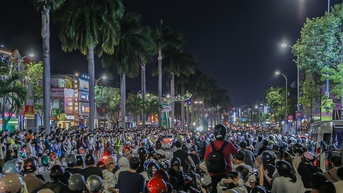 ផ្លូវ Da Nang បានកកស្ទះនៅយប់ពិធីបុណ្យពាក់កណ្តាលរដូវស្លឹកឈើជ្រុះ