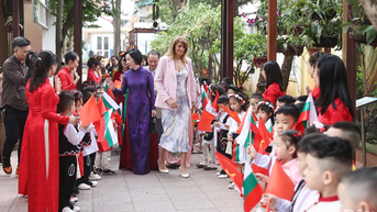 Phu nhân Chủ tịch nước Nguyễn Thị Minh Nguyệt và Phu nhân Tổng thống Bulgaria Desislava Radeva thăm Trường mầm non chất lượng cao Việt-Bun