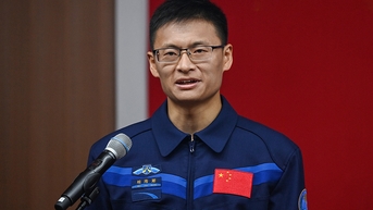Trung Quốc đưa phi hành gia dân sự đầu tiên lên vũ trụ