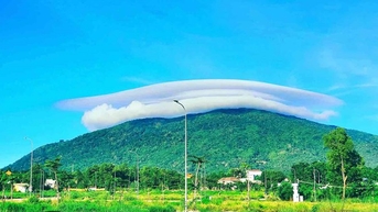 클라우드 디스크는 남동부의 유명한 높은 산봉우리를 덮고 있습니다.