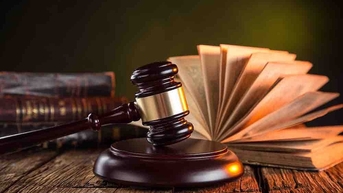 Học ngành Luật ở trường không chuyên có khó xin việc?