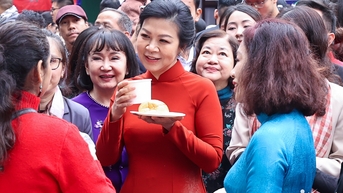 Phu nhân Tổng Bí thư và các nhà ngoại giao trải nghiệm ẩm thực nhiều nền văn hóa