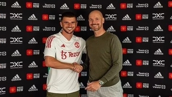 HLV Erik ten Hag đi ăn tối một mình và đang chờ đón hai cầu thủ mới