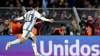 Messi ghi siêu phẩm đá phạt giúp đội tuyển Argentina đánh bại Ecuador
