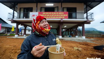 Phở đến với Làng Nủ: Ăn tô phở, bà con thấy ấm áp