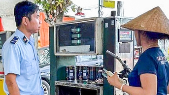Phát hiện các cây xăng có trụ bơm đo sai, vi phạm chất lượng ở Long An