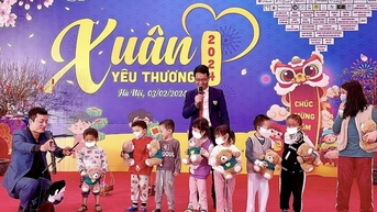 Chuyến xe yêu thương và lì xì bệnh nhân dịp tết