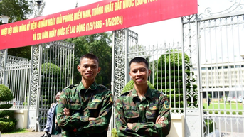 យុវជន​ពីរ​នាក់​បាន​ដើរ​ទៅ​វិមាន​ឯករាជ្យ នៅ​ថ្ងៃ​ទី​៣០ ខែ​មេសា។
