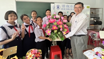 តើគំរូនៃវិទ្យាល័យ Tran Dai Nghia សម្រាប់អំណោយគួរត្រូវបានផ្លាស់ប្តូរយ៉ាងដូចម្តេច?
