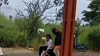 សិស្សស្រីមួយក្រុមនៅទីក្រុង Hau Giang បន្ត "ប្រមូលផ្តុំគ្នា" លើមិត្តរួមថ្នាក់ពីរនាក់។