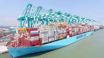 Doanh thu kênh đào Suez giảm mạnh; EU thành lập lực lượng bảo vệ tàu hàng ở Biển Đỏ