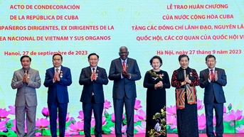 Chủ tịch Quốc hội, nguyên Chủ tịch Quốc hội nhận huân chương cao quý của Cuba