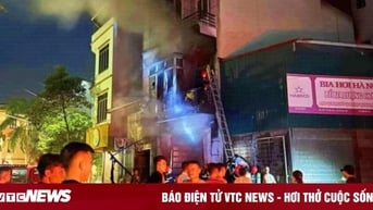 Cứu 4 người bị mắc kẹt trong đám cháy ở Bắc Ninh