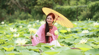 Giới trẻ xúng xính áo dài chụp ảnh bên hoa sen trắng