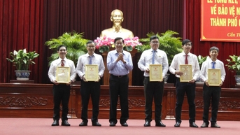 Can Tho បានប្រគល់រង្វាន់ការប្រកួតប្រជែងនយោបាយស្តីពីការការពារមូលដ្ឋានមនោគមវិជ្ជារបស់បក្សដល់ ៥៥ ស្នាដៃ។