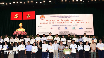 Thành phố Hồ Chí Minh: Trao học bổng khuyến tài cho các sinh viên