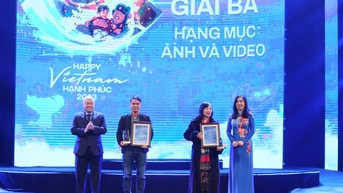 B&#x1ED9; tr&#x1B0;&#x1EDF;ng B&#x1ED9; TT&amp;TT Nguy&#x1EC5;n M&#x1EA1;nh H&#xF9;ng: C&#xF4;ng ngh&#x1EC7; s&#x1ED1;, n&#x1EC1;n t&#x1EA3;ng s&#x1ED1; gi&#xFA;p ng&#x1B0;&#x1EDD;i d&#xE2;n qu&#x1EA3;ng b&#xE1; h&#xEC;nh &#x1EA3;nh &#x111;&#x1EA5;t n&#x1B0;&#x1EDB;c, con ng&#x1B0;&#x1EDD;i Vi&#x1EC7;t Nam