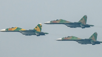 7 chiếc tiêm kích Su30-MK2 bay trên bầu trời Hà Nội