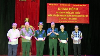 Bệnh viện Quân y 354 khám, cấp thuốc miễn phí cho hơn 900 đối tượng chính sách