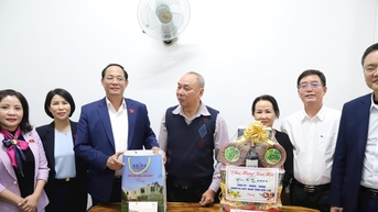 Phó Chủ tịch Quốc hội Trần Quang Phương chúc Tết gia đình chính sách và Công an Đắk Lắk