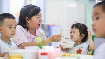 Chăm trẻ, lau dọn, múa hát...