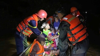 ទឹកទន្លេលើសពីកម្រិតប្រកាសអាសន្ន 2 អាជ្ញាធរខេត្ត Quang Tri ធ្វើការពេញមួយយប់ដើម្បីជួយសង្គ្រោះប្រជាជន