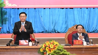 국회의장 Vuong Dinh Hue는 빈딘성 당위원회 상임위원회와 협력하고 있습니다.