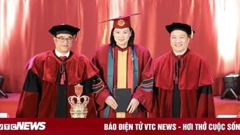Hoa khôi bóng chuyền Kim Huệ nhận bằng thạc sỹ kinh tế ở tuổi 42