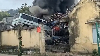 Cháy bãi xe tại trụ sở công an ở Khánh Hòa