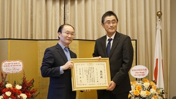 Le Ngoc Dinh 씨에게 공로증 수여