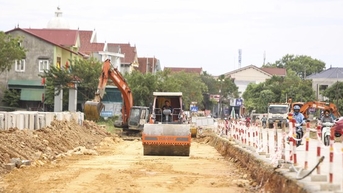 Quốc lộ 1.100 tỷ đồng ngổn ngang trước mùa mưa bão