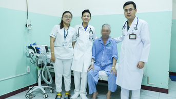 Bệnh nhân ngủ ngồi liên tục 7 tháng