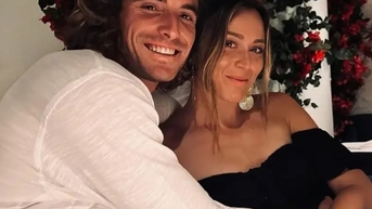 Tsitsipas công khai yêu đồng nghiệp nữ