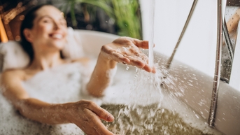 Tắm nước lạnh có tốt cho tóc và da?