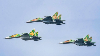 Tiêm kích 'hổ mang chúa' Su30-MK2, trực thăng diễn tập bay trên bầu trời Hà Nội
