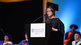 ពី​ក្មេង​ស្រី​មិន​ចាប់​អារម្មណ៍​នឹង​វិទ្យាសាស្ត្រ​ទៅ​ជា​វេជ្ជបណ្ឌិត​ផ្នែក IT