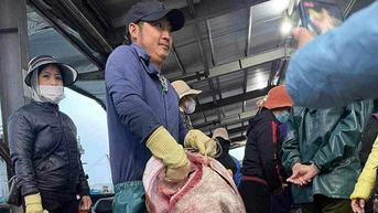 Con cá mú "30 năm mới thấy một lần" khiến ngư dân sửng sốt