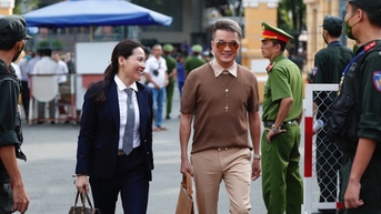 Ca sĩ Đàm Vĩnh Hưng, Vy Oanh đến tòa, an ninh phiên tòa nghiêm ngặt
