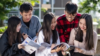 Cần chú trọng vào việc đào tạo người học có khả năng sử dụng tốt tiếng Anh thay vì điểm thi