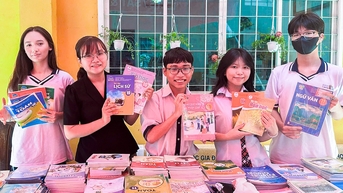 Học sinh TP.HCM làm gian hàng sách 0 đồng hỗ trợ bạn khó khăn đầu năm học mới