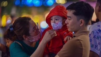 Người dân TPHCM đổ xuống phố vui chơi dịp 2/9
